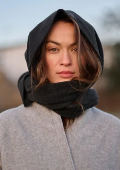 SCARF MIT MÜTZE