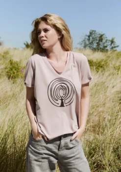V-NECK-TEE EMBRACE